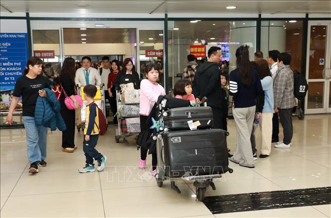 Người dân trở về Hà Nội đón Tết trong sáng 25 tháng Chạp. Ảnh: Quốc Khánh - TTXVN