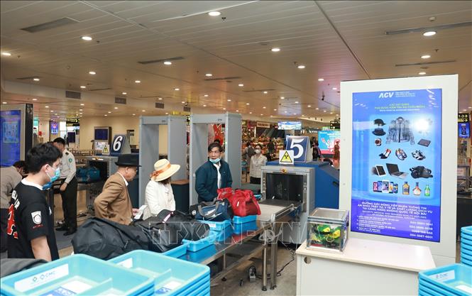 Kiểm tra an ninh trước khi vào phòng chờ lên máy bay. Ảnh: Quốc Khánh - TTXVN