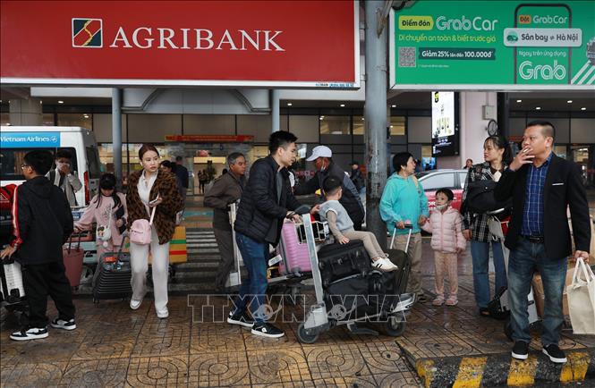 Người dân trở về Hà Nội đón Tết trong sáng 25 tháng Chạp. Ảnh: Quốc Khánh - TTXVN