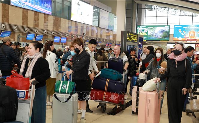 Đông đảo người dân đến sân bay Nội Bài trong sáng 25 tháng Chạp. Ảnh: Quốc Khánh - TTXVN