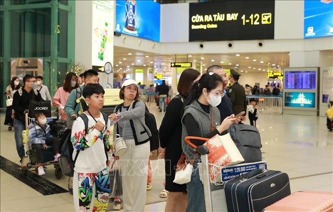 Người dân chờ làm thủ tục lên máy bay, sáng 25 tháng Chạp. Ảnh: Quốc Khánh - TTXVN