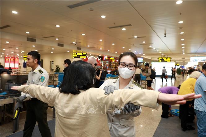 Kiểm tra an ninh trước khi vào phòng chờ lên máy bay. Ảnh: Quốc Khánh - TTXVN