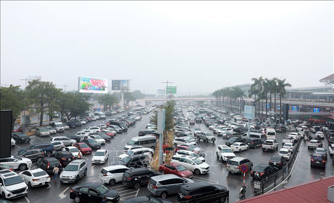 Sân đỗ ô tô nhà ga T1 đông đúc trong sáng 25 tháng Chạp. Ảnh: Quốc Khánh - TTXVN