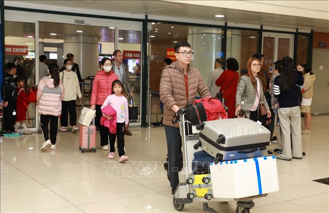 Người dân trở về Hà Nội đón Tết trong sáng 25 tháng Chạp. Ảnh: Quốc Khánh - TTXVN