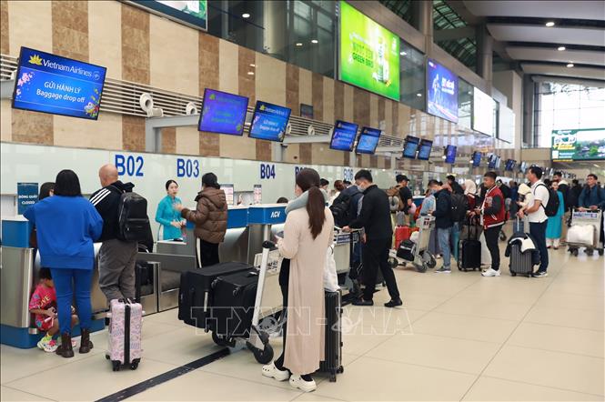 Hành khách làm thủ tục check-in chuyến bay của hãng hàng không Vietnam Airlines. Ảnh: Quốc Khánh - TTXVN
