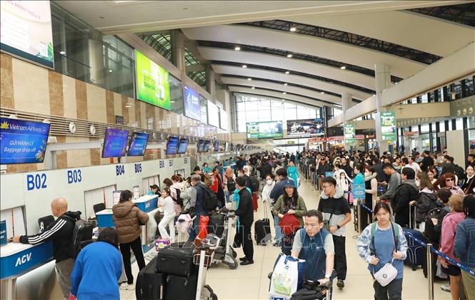 Sân bay Nội Bài đông đúc hành khách làm thủ tục trong ngày đầu tiên của đợt cao điểm tết Nguyên đán 2025. Ảnh: Quốc Khánh - TTXVN
