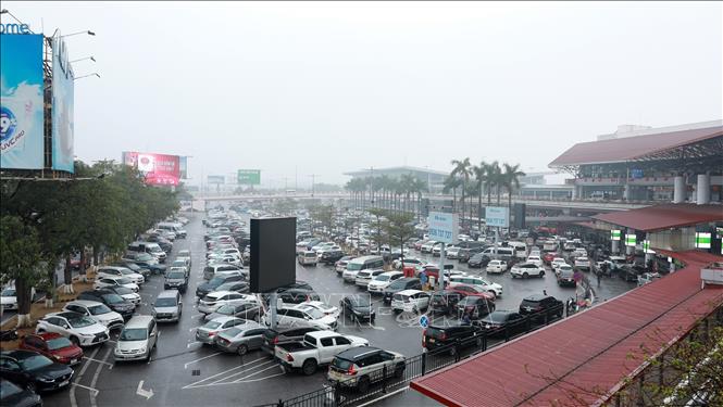 Sân đỗ ô tô nhà ga T1 đông đúc trong sáng 25 tháng Chạp. Ảnh: Quốc Khánh - TTXVN