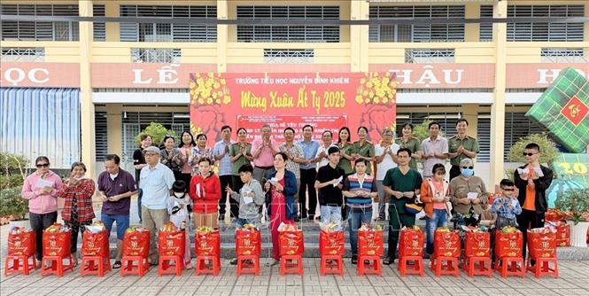 Trao quà Tết cho người khiếm thị có hoàn cảnh khó khăn trên địa bàn thành phố Long Xuyên. Ảnh: Công Mạo - TTXVN