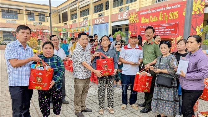 Trao quà Tết cho người khiếm thị có hoàn cảnh khó khăn trên địa bàn thành phố Long Xuyên. Ảnh: Công Mạo - TTXVN