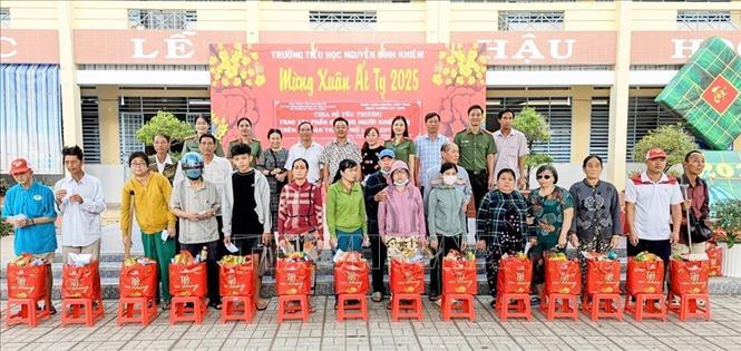 Trao quà Tết cho người khiếm thị có hoàn cảnh khó khăn trên địa bàn thành phố Long Xuyên. Ảnh: Công Mạo - TTXVN