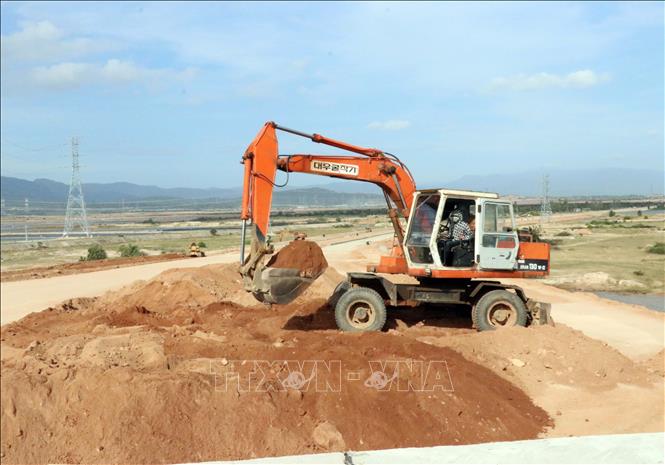 Tuyến đường giao thông nối cao tốc Bắc - Nam với quốc lộ 1 vào Cảng tổng hợp Cà Ná (Thuận Nam, Ninh Thuận) đang được khẩn trương thi công phục vụ phát triển vùng kinh tế trọng điểm phía Nam. Ảnh: Công Thử - TTXVN