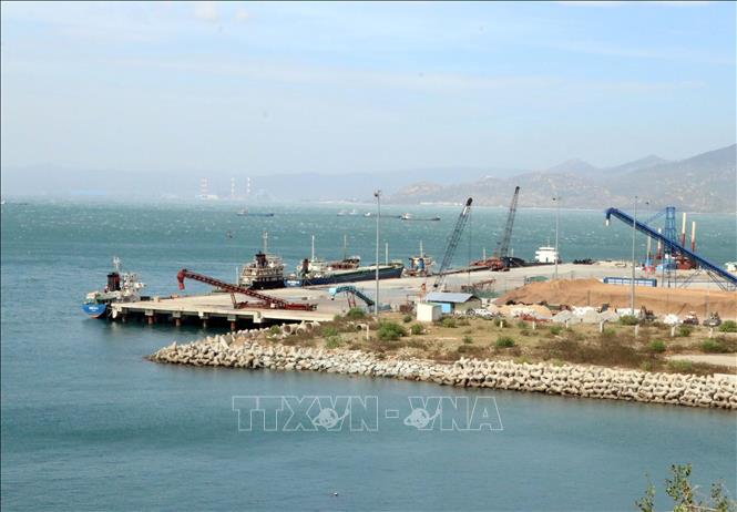 Cảng biển tổng hợp Cà Ná (Thuận Nam, Ninh Thuận) đã đưa vào hoạt động, tạo điểm nhấn cho hoạt động chuyên chuyển, vận tải biển phục vụ phát triển vùng kinh tế trọng điểm phía Nam. Ảnh: Công Thử - TTXVN