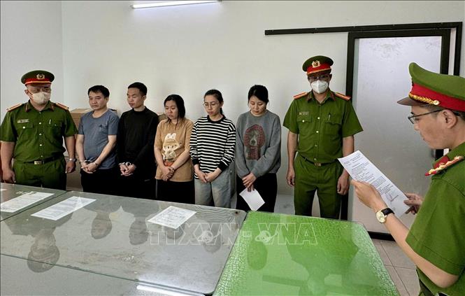 Các đối tượng  trong đường dây Vận chuyển trái phép hàng hóa tiền tệ qua biên giới. Ảnh: TTXVN phát