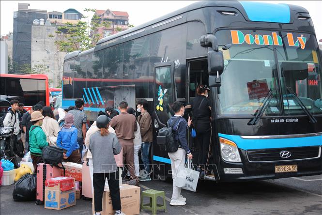 Hành khách lên xe di chuyển về các tỉnh phía Nam tại Bến xe Giáp Bát. Ảnh: Hoàng Hiếu - TTXVN