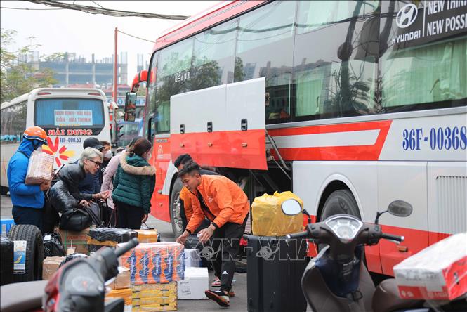 Người dân ký gửi hàng hoá trước giờ lên xe tại Bến xe Nước Ngầm. Ảnh: Hoàng Hiếu - TTXVN