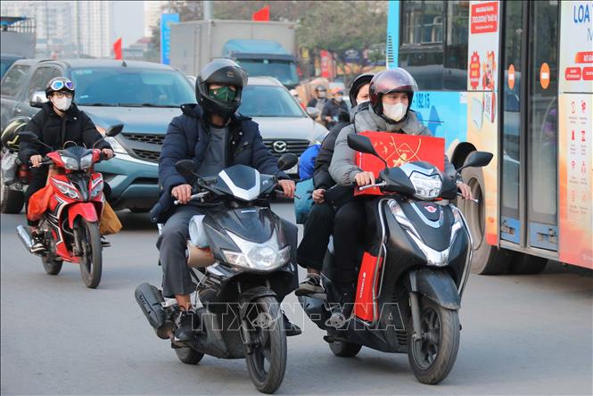Người dân với đồ đạc, hành lý lỉnh kỉnh di chuyển khỏi Hà Nội theo hướng ra Quốc lộ 1A. Ảnh: Hoàng Hiếu - TTXVN