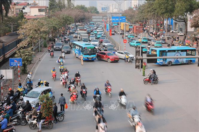 Rất đông người và phương tiện di chuyển từ hướng đường Ngọc Hồi đi Quốc lộ 1. Ảnh: Hoàng Hiếu - TTXVN