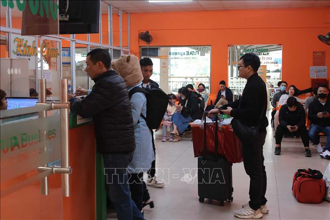 Hành khách mua vé, chờ đợi đến giờ lên xe tại Bến xe Giáp Bát để về quê trong chiều 24/1. Ảnh: Hoàng Hiếu - TTXVN