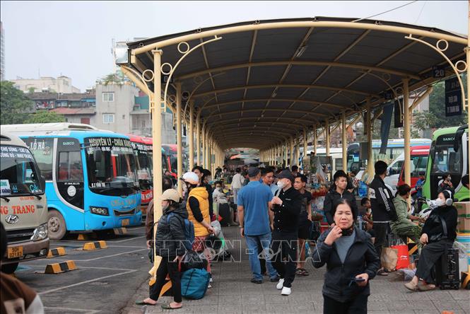 Bến xe Giáp Bát đón lượng hành khách tăng đột biến trong chiều 24/1. Ảnh: Hoàng Hiếu - TTXVN