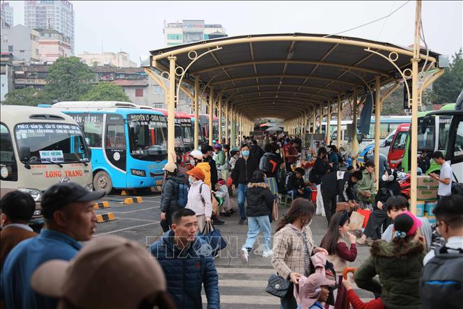 Bến xe Giáp Bát đón lượng hành khách tăng đột biến trong chiều 24/1. Ảnh: Hoàng Hiếu - TTXVN