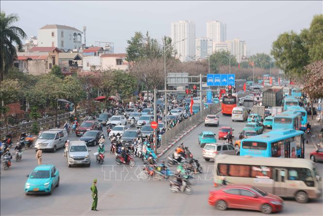 Rất đông người và phương tiện di chuyển từ hướng đường Ngọc Hồi đi Quốc lộ 1. Ảnh: Hoàng Hiếu - TTXVN