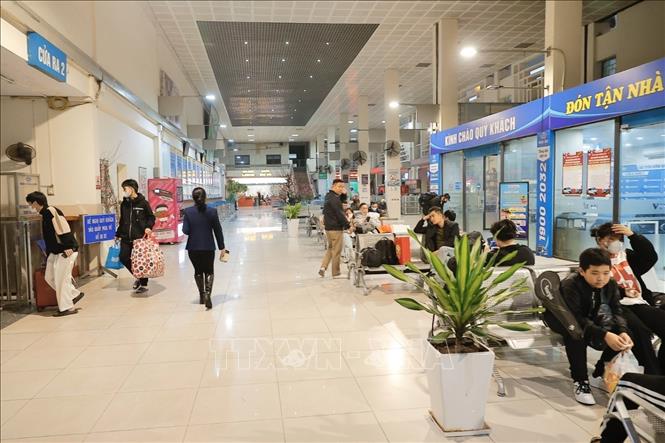 Khách chờ tại bến xe Gia Lâm. Ảnh: Minh Quyết - TTXVN