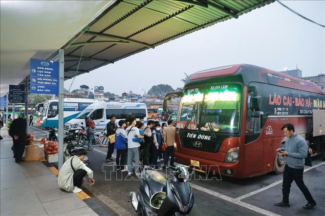 Khách lên xe về quê đón Tết tại bến xe Gia Lâm. Ảnh: Minh Quyết - TTXVN