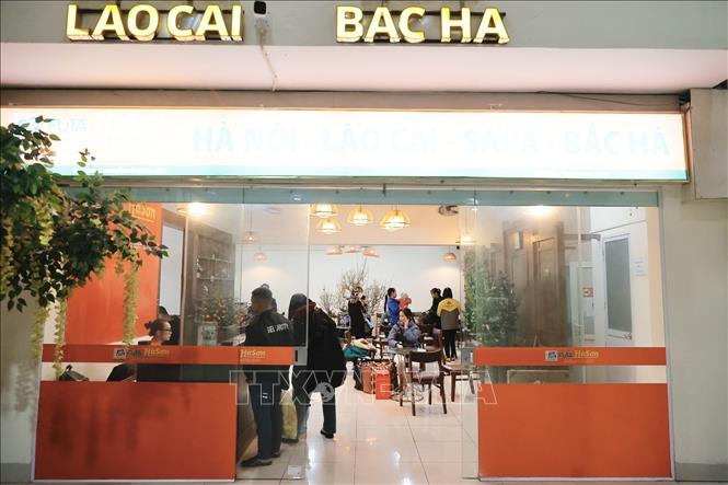 Khu vực khách chờ cũng vắng khách. Ảnh: Minh Quyết - TTXVN