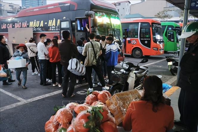 Khách lên xe về quê đón Tết tại bến xe Gia Lâm. Ảnh: Minh Quyết - TTXVN