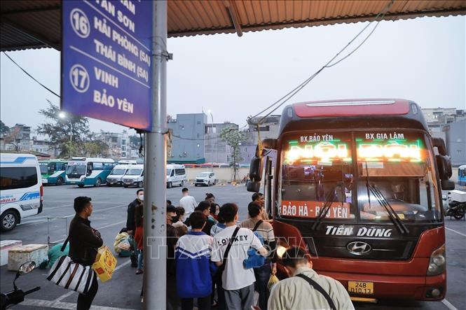Khách lên xe về quê đón Tết tại bến xe Gia Lâm. Ảnh: Minh Quyết - TTXVN