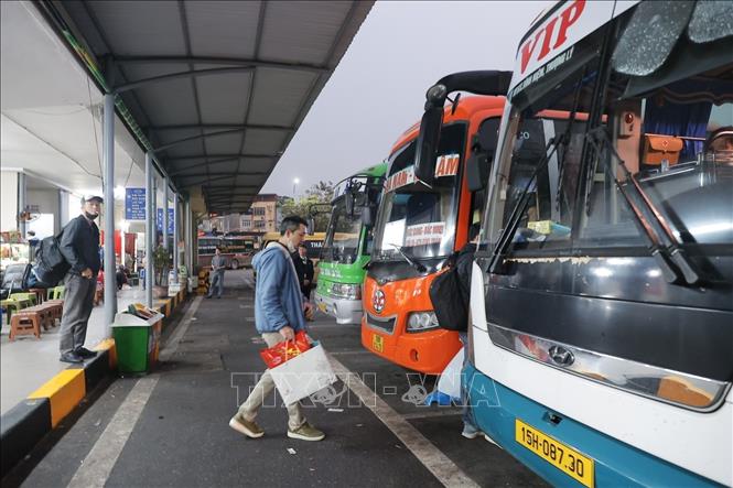 Khách lên xe về quê đón Tết tại bến xe Gia Lâm. Ảnh: Minh Quyết - TTXVN