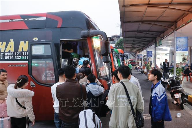 Khách lên xe về quê đón Tết tại bến xe Gia Lâm. Ảnh: Minh Quyết - TTXVN