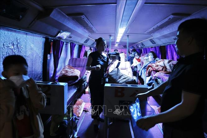 Khách lên xe về quê đón Tết tại bến xe Gia Lâm. Ảnh: Minh Quyết - TTXVN