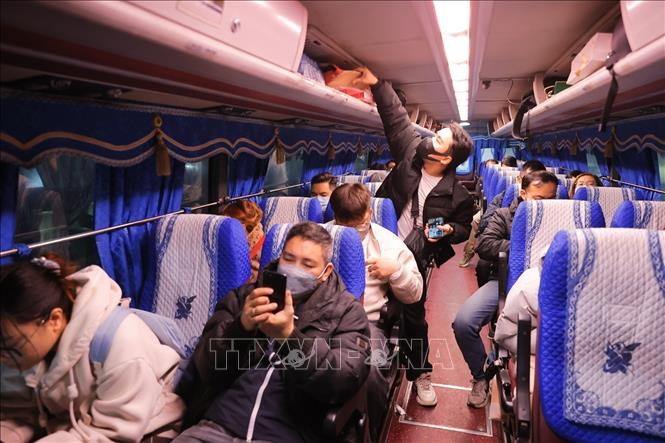 Khách lên xe về quê đón Tết tại bến xe Gia Lâm. Ảnh: Minh Quyết - TTXVN