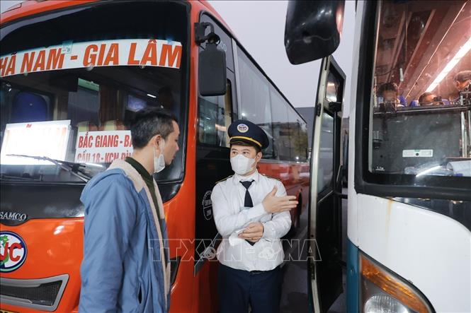 Khách lên xe về quê đón Tết tại bến xe Gia Lâm. Ảnh: Minh Quyết - TTXVN