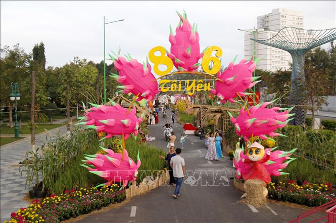 Mô hình trái thanh long đặc trưng của tỉnh Bình Thuận được đưa vào đường hoa Phan Thiết. Ảnh: Nguyễn Thanh - TTXVN