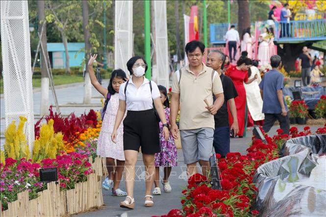 Đông đảo người dân và du khách đến tham quan đường hoa Phan Thiết từ sớm. Ảnh: Nguyễn Thanh - TTXVN