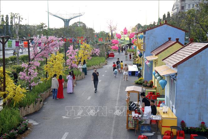 Tái hiện những căn nhà cổ đặc trưng vùng biển tại đường hoa Phan Thiết. Ảnh: Nguyễn Thanh - TTXVN