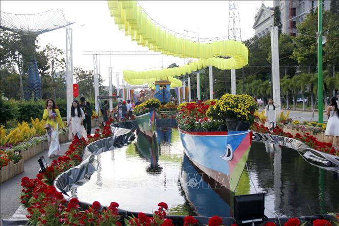 Mô hình thuyền hoa trên dòng sông Cà Ty tại trung tâm thành phố Phan Thiết. Ảnh: Nguyễn Thanh - TTXVN