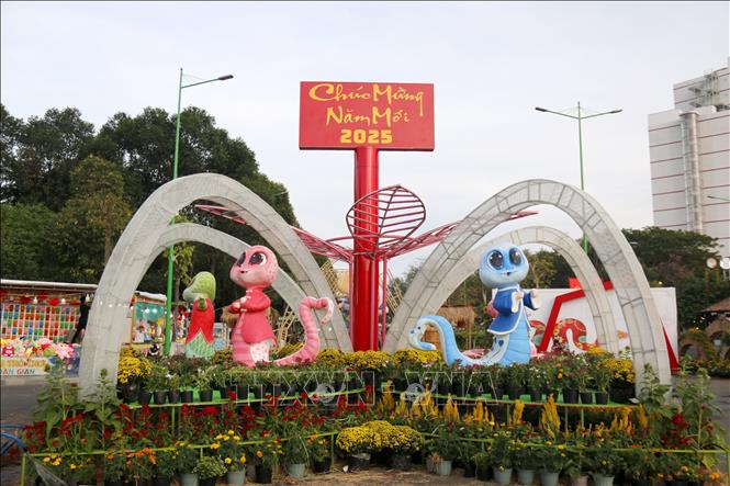 Những chú rắn năm Ất Tỵ được cách điệu thành những hình ảnh ngộ nghĩnh tạo thích thú cho người dân và du khách. Ảnh: Nguyễn Thanh - TTXVN