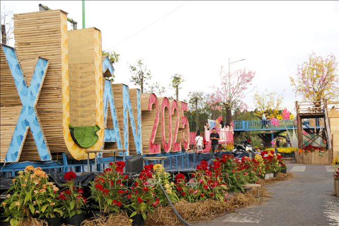 Đường hoa Phan Thiết được bố trí những tiểu cảnh lạ, những cung đường mùa xuân trên cao tạo nhiều thích thú cho người dân và du khách. Ảnh: Nguyễn Thanh - TTXVN