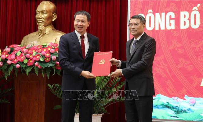 Trưởng Ban Tổ chức Trung ương Lê Minh Hưng (bên phải) trao quyết định của Bộ Chính trị về việc điều động, chỉ định ông Vũ Hồng Văn giữ chức Bí thư Tỉnh ủy Đồng Nai. Ảnh: Công Phong - TTXVN