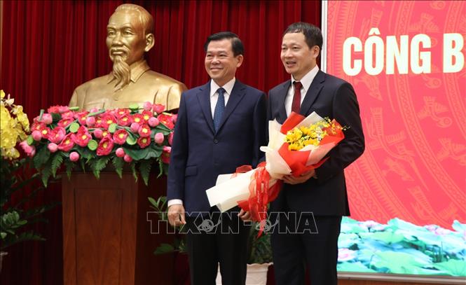 Ông Nguyễn Hồng Lĩnh (bên trái), nguyên Bí thư Tỉnh ủy Đồng Nai tặng hoa chúc mừng ông Vũ Hồng Văn. Ảnh: Công Phong - TTXVN