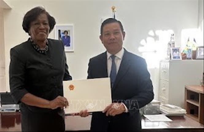Đại sứ Vũ Trung Mỹ trình Quốc thư lên Toàn quyền Saint Vincent và Grenadines, bà Dame Susan Dougan. Ảnh: ĐSQ cung cấp/TTXVN phát