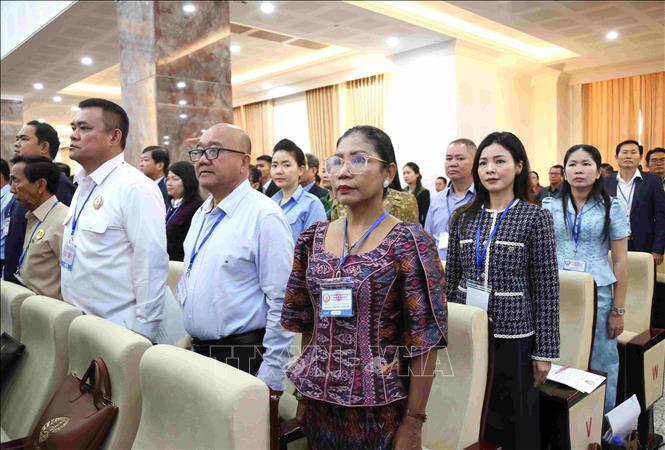Các đại biểu thực hiện nghi thức chào cờ tại phiên khai mạc hội nghị. Ảnh: Huỳnh Thảo - PV TTXVN tại Campuchia 