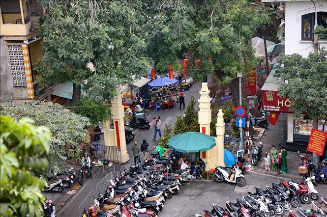Chợ hoa Tết truyền thống Hàng Lược nhìn từ phố Hàng Cót. Ảnh: Thanh Tùng - TTXVN