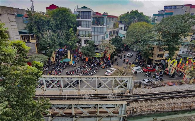 Chợ hoa Tết truyền thống Hàng Lược nhìn từ phố Hàng Cót. Ảnh: Thanh Tùng - TTXVN