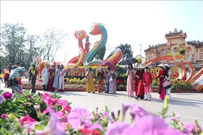 Cặp đôi linh vật rắn được thiết kế với chiều dài 30 mét. Ảnh: Mai Trang - TTXVN