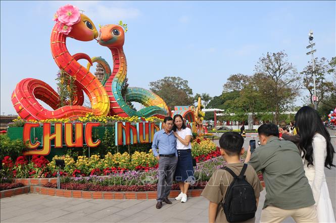Tạo hình của linh vật rắn Huế thân thiện và rực rỡ sắc xuân. Ảnh: Mai Trang - TTXVN
