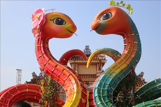 Cặp đôi linh vật rắn tại thành phố Huế được tạo hình uốn lượn, kết hợp thành hình trái tim biểu thị tình yêu, sự hòa hợp và khát vọng phát triển của cố đô. Ảnh: Mai Trang - TTXVN